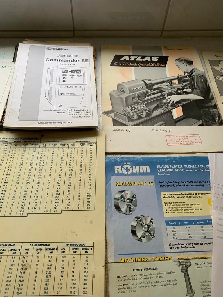 Draaibank atlas met div hulpstukken op tafel gemonteerd, Ophalen of Verzenden, Metaaldraaibank, 500 tot 1000 mm