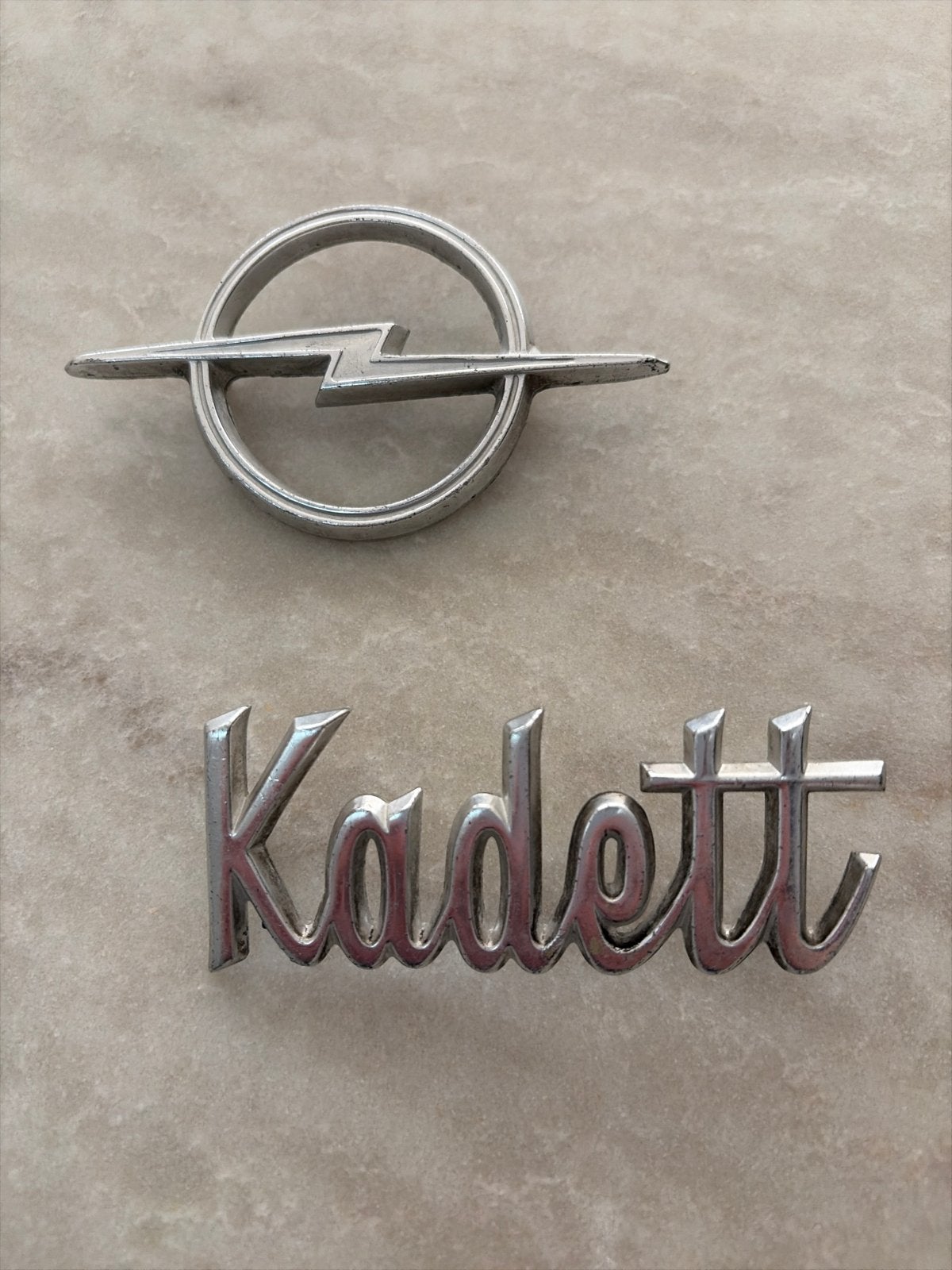 Origineel Opel en Kadett logo - Oldtimer emblemen, Ophalen of Verzenden, Gebruikt, Opel