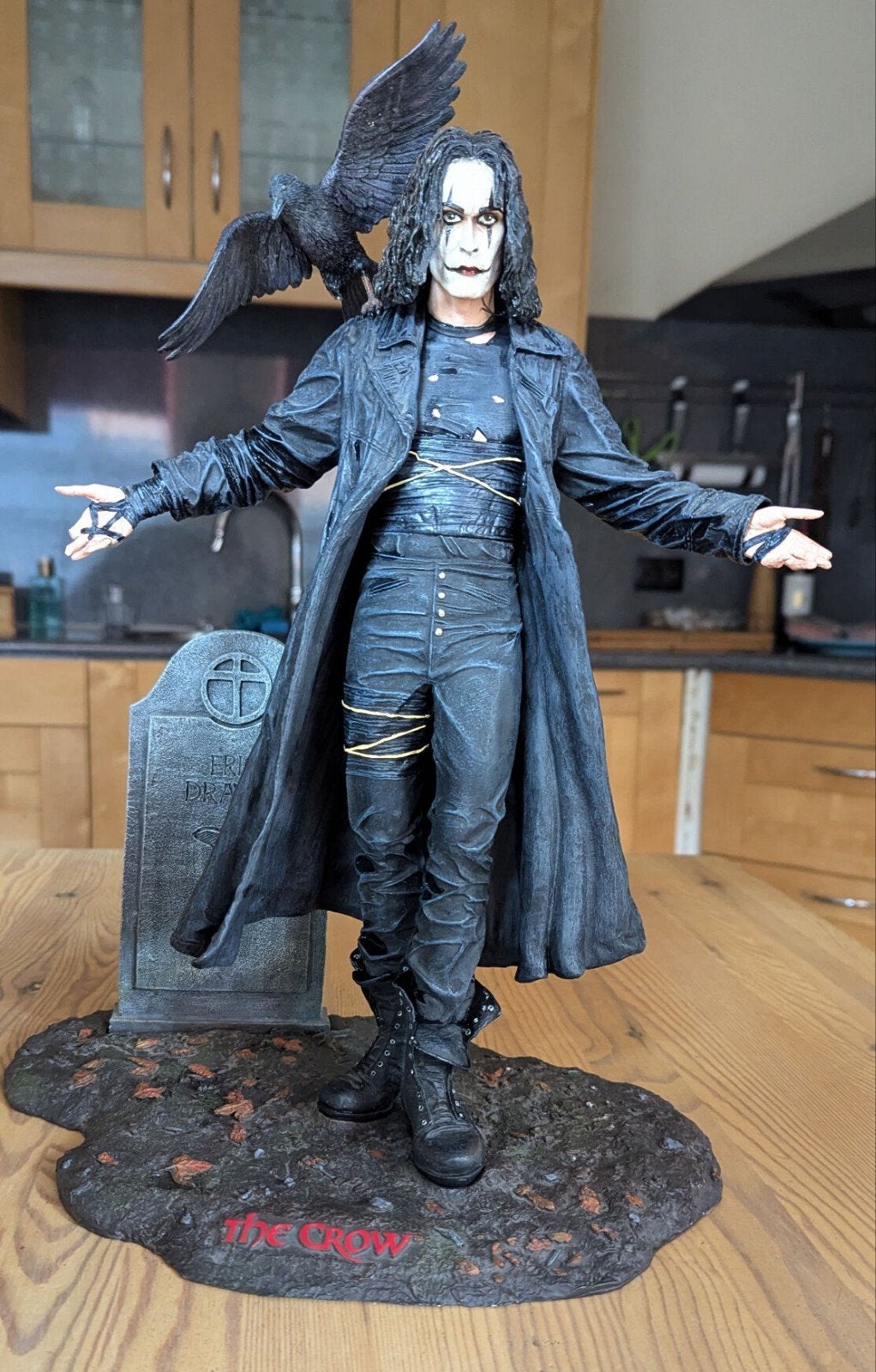 Neca erik draven the crow 15 inch limited statue, Verzamelen, Ophalen of Verzenden, Gebruikt, Film, Beeldje, Replica of Model