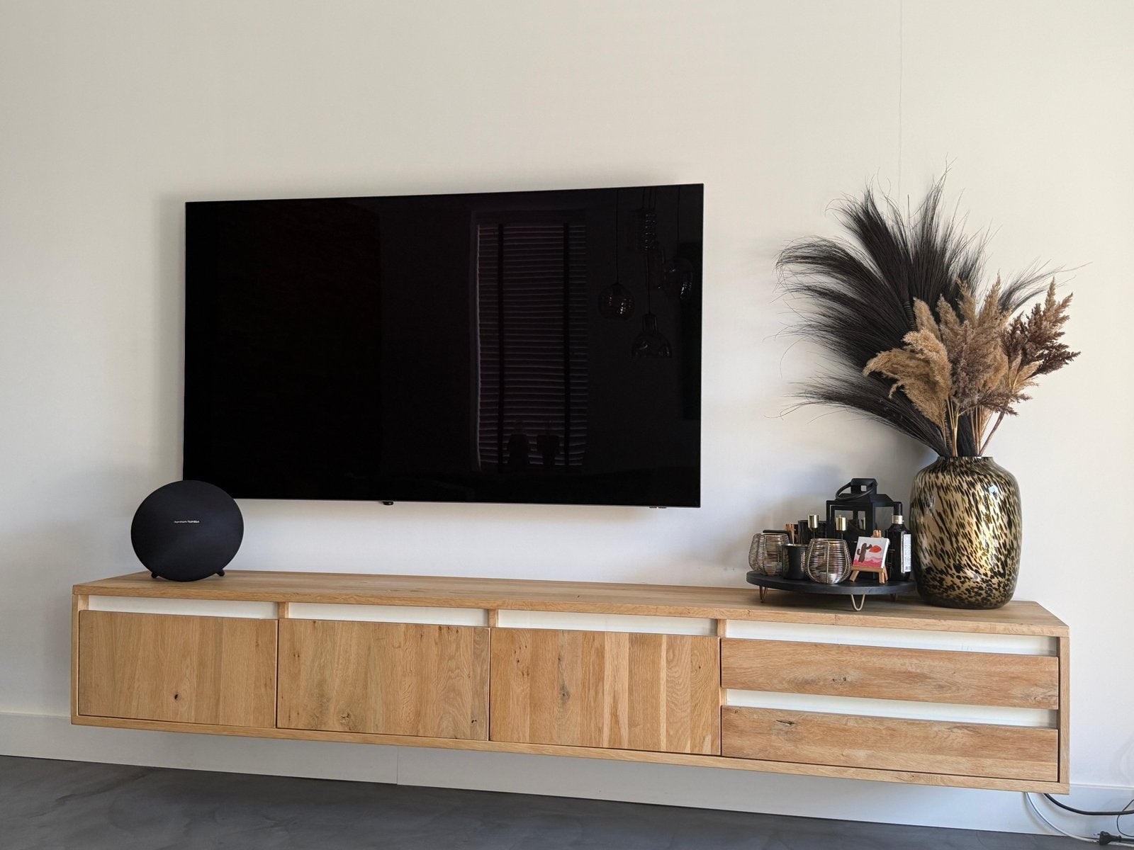 Mooie zwevend tv-meubel van hout - 235x35 cm, Gebruikt, Eikenhout, Ophalen of Verzenden, 200 cm of meer