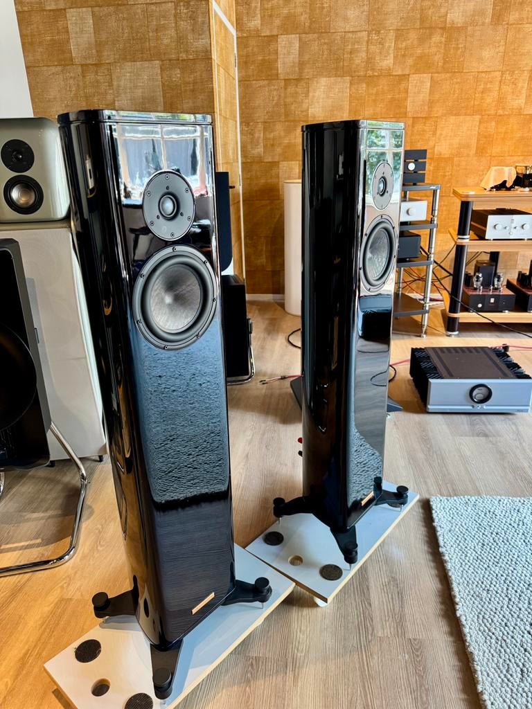Magico S1 - hoogglans zwart - top, Magic 1, Info@magico.com, Zo goed als nieuw, Front, Rear of Stereo speakers