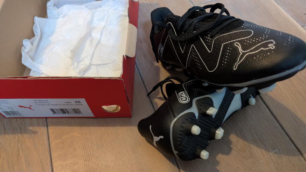 Puma voetbalschoenen - maat 35 - nieuw met doos, Sport en Fitness, Ophalen, Maat XS of kleiner, Schoenen, Zo goed als nieuw