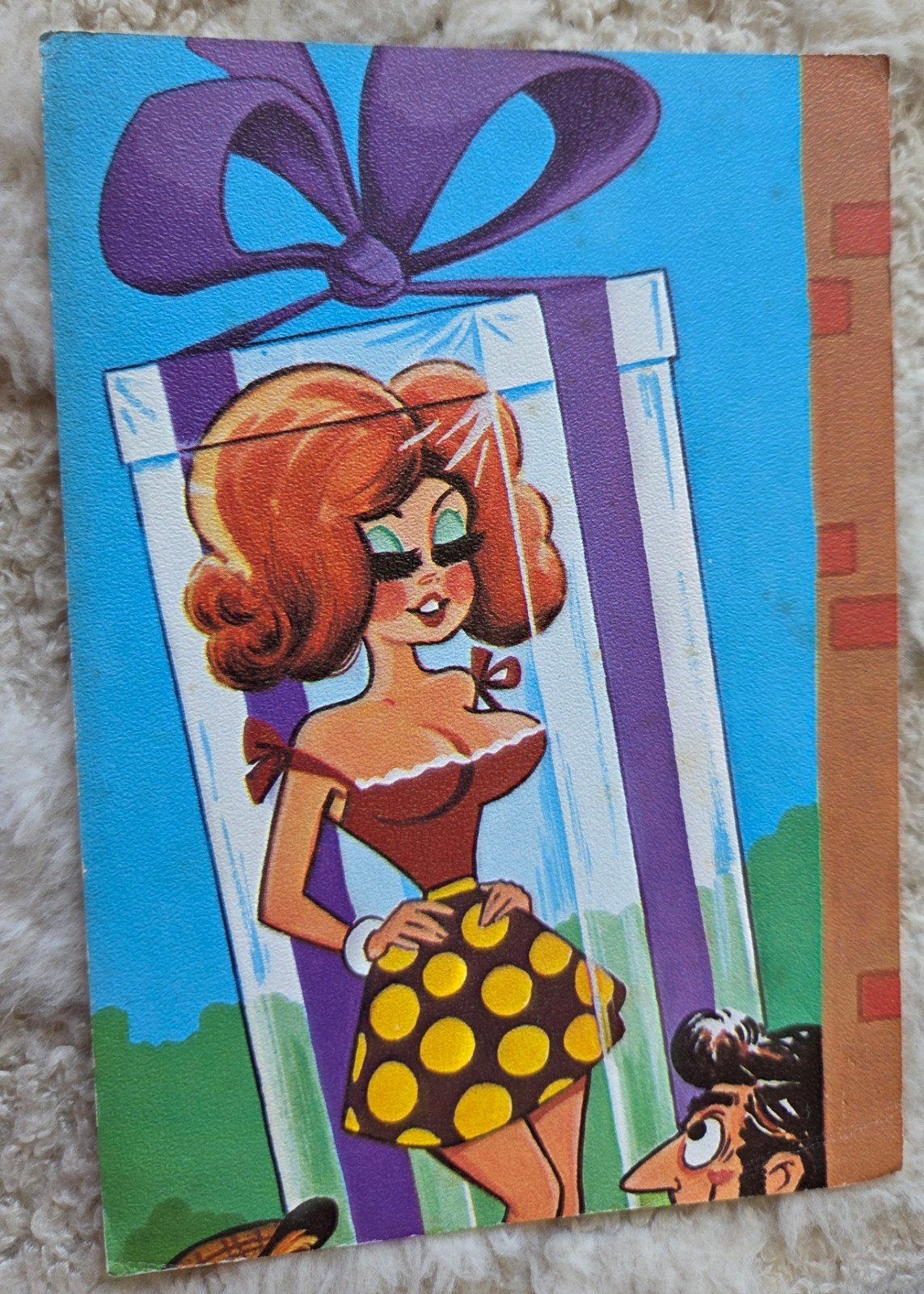Vintage Pin-up Ansichtkaart - Vrouw in Geschenkdoos, Verzenden, 1960 tot 1980, Gelopen, Overige thema's