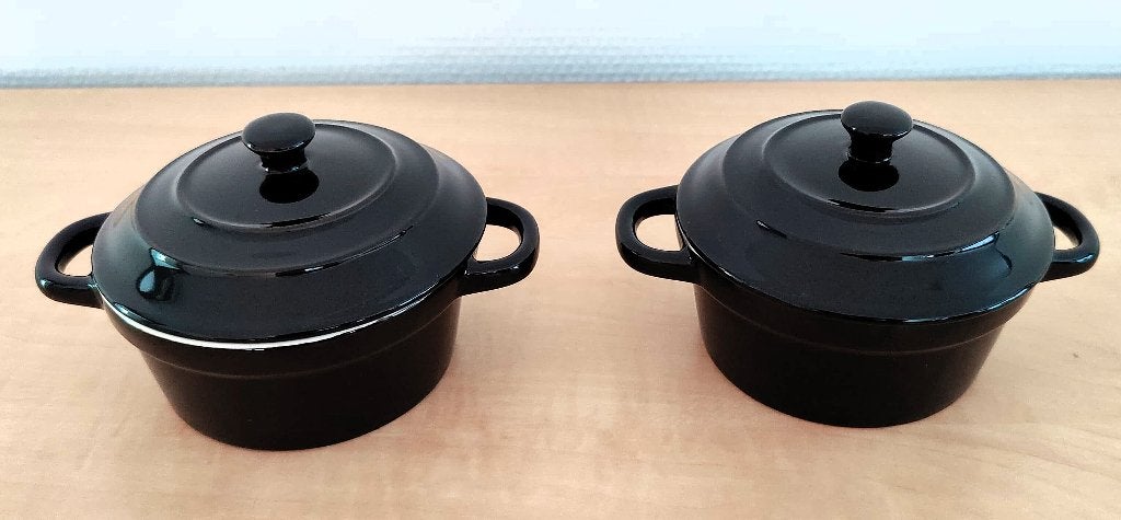 2 zwarte mini cocottes / stoofpotjes met deksel (keramiek), Overige typen, Ophalen of Verzenden, Zo goed als nieuw, Steen/keramiek