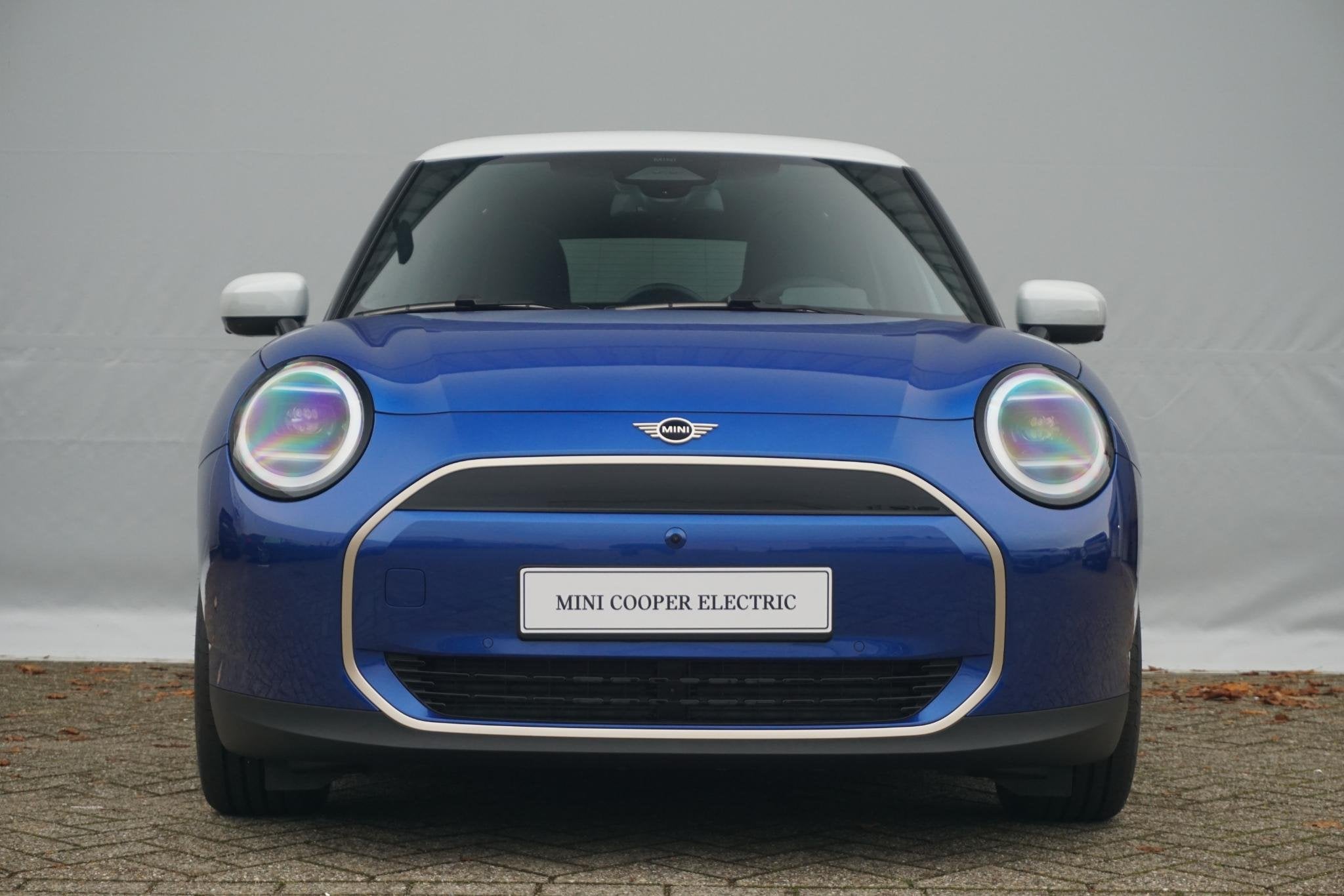 MINI 3-deurs Cooper E Favoured Trim | Pakket L | Comfort Acc, Auto's, Stof, 300 km, 41 kWh, Stuurwielverwarming