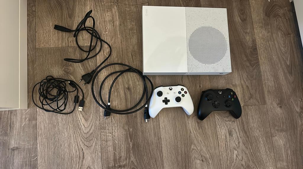 Xbox One S met 2 controllers, Spelcomputers en Games, Spelcomputers | Xbox One, Gebruikt, Xbox One S, 1 TB, Met 2 controllers