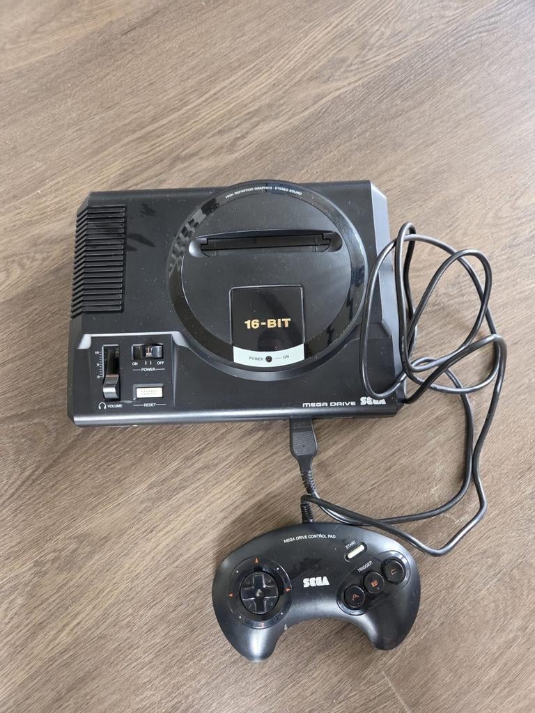 Sega Mega Drive console met controller, zonder kabels, Spelcomputers en Games, Spelcomputers | Sega, Ophalen, Gebruikt, Met 1 controller