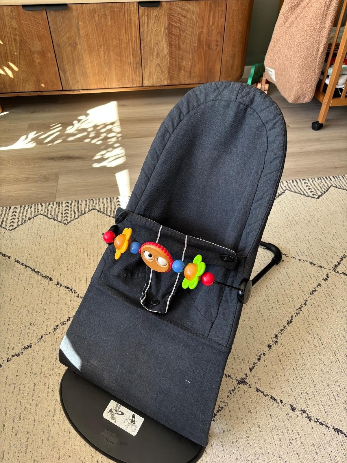 BabyBjörn Wipstoel Bliss antraciet met speelboog, Kinderen en Baby's, Overige merken, Wipstoel, Zo goed als nieuw, Met gordel(s) of riempje(s)