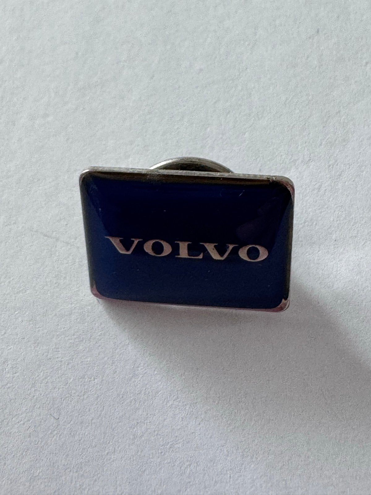 Vintage Volvo Speldje - Blauw met Zilveren Letters, Ophalen of Verzenden, Zo goed als nieuw, Merk, Speldje of Pin
