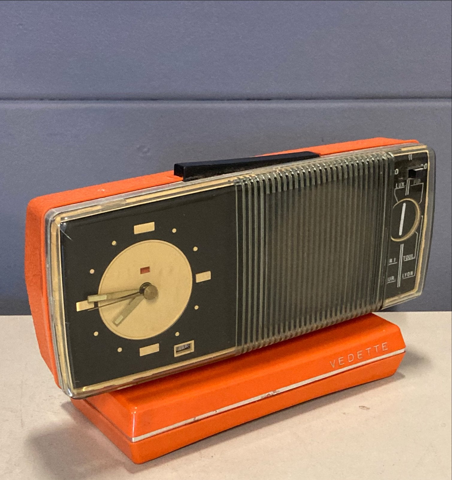 Vintage Vedette Transistorradio met Klok - Oranje, Ophalen of Verzenden, Gebruikt, Transistorradio