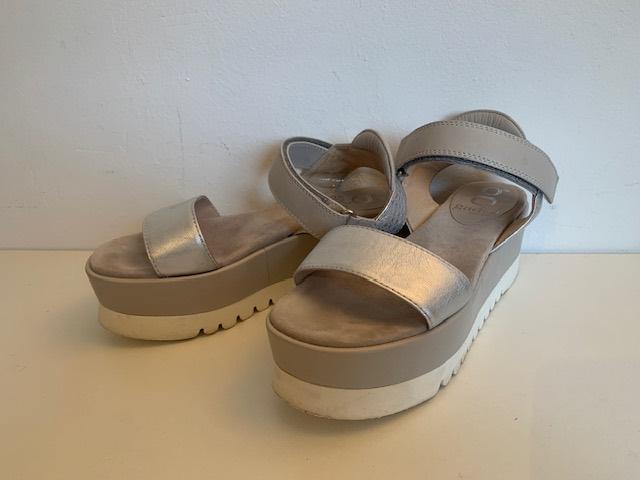 Gadea leer leren plateau slipper sandaal wit grijs zilver 39, Kleding | Dames, Schoenen, Verzenden, Sandalen of Muiltjes, Zo goed als nieuw