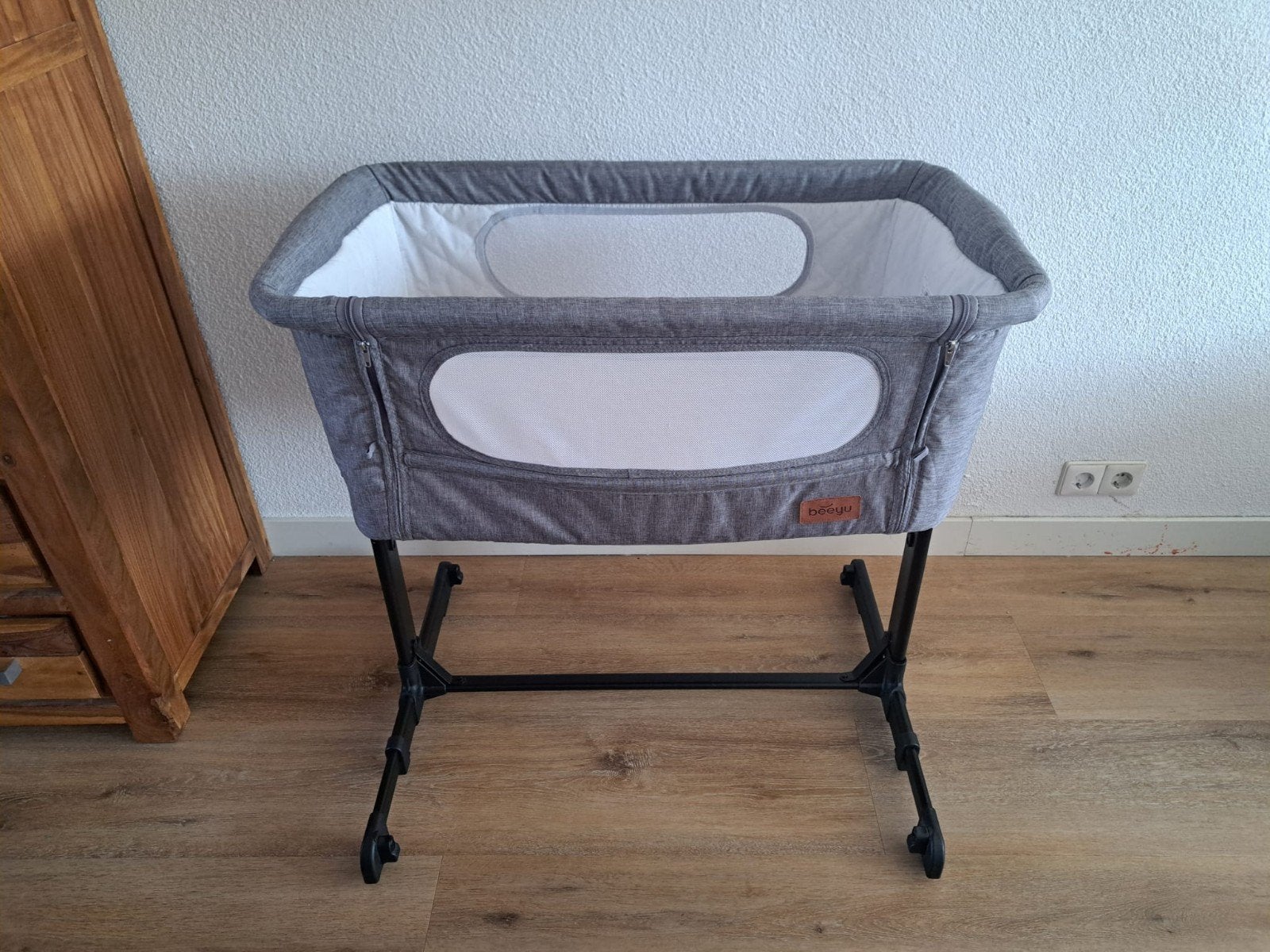 Co-sleeper wieg - grijs, Kinderen en Baby's, Babywiegjes en Ledikanten, Ophalen, Zo goed als nieuw, Wieg