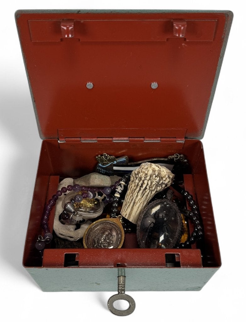 772. Metalen geldkistje, amulet, gewei, beeldjes en sieraden, Antiek en Kunst, Ophalen of Verzenden