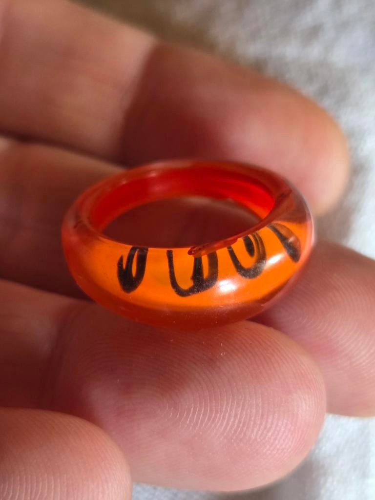 Oranje kunststof ring met zwarte details, maat 17, Sieraden, Tassen en Uiterlijk, Ringen, Nieuw, Dame of Heer, 17 tot 18, Oranje