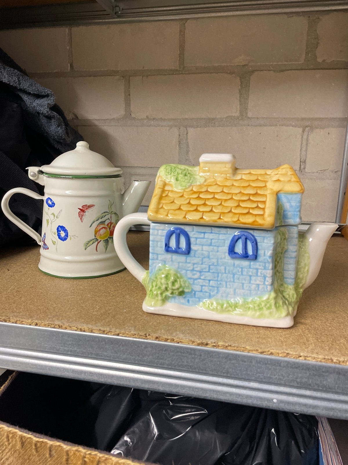 Leuke theepotjes: huisje en bloemenmotief, Theepot/fluitketel, Gebruikt, Ophalen of Verzenden, Steen/keramiek