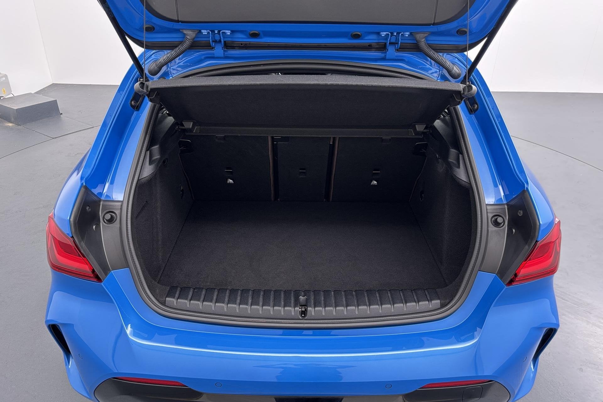 Foto 12 van BMW 1-serie 120i Business Edition Plus Sportief karakter met