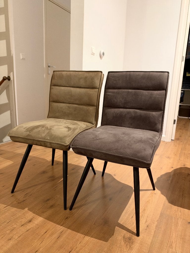 6 eetkamerstoelen suède-look (4 grijs, 2 groen) zwarte poten, Ophalen, Modern. Industrieel., Zo goed als nieuw, Vijf, Zes of meer stoelen
