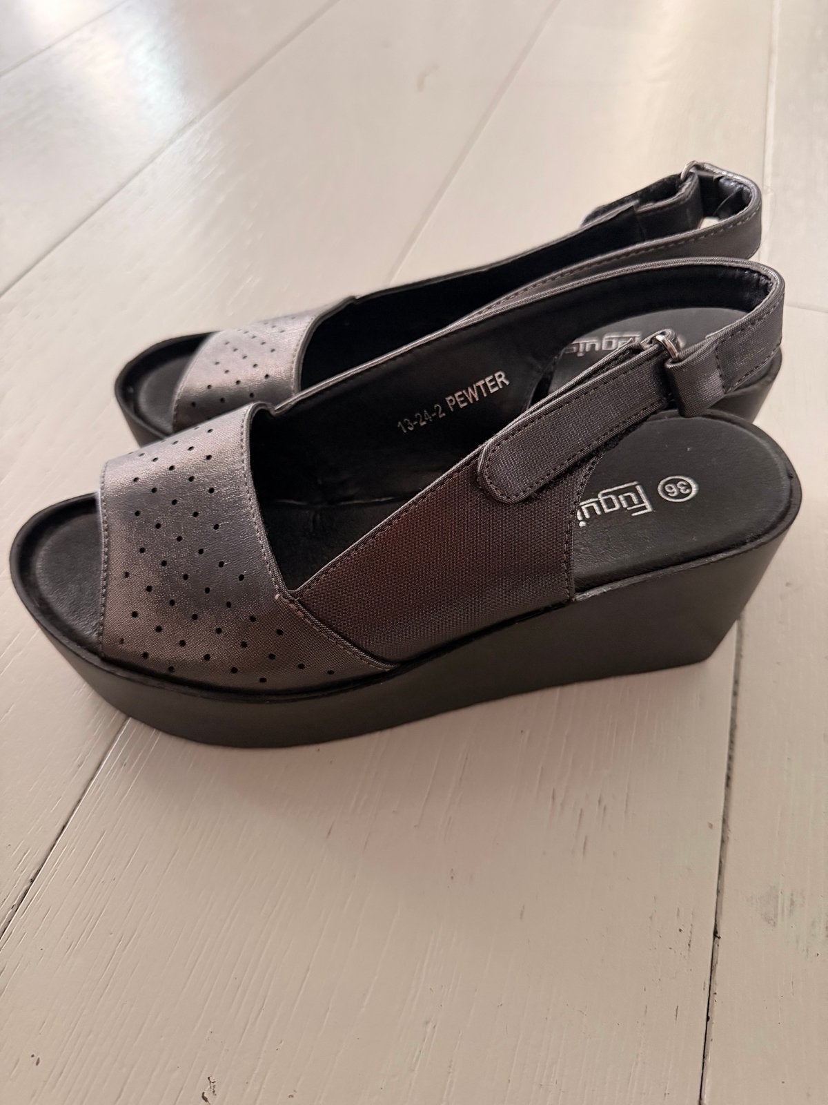 Stijlvolle pewter sandalen met sleehak - Maat 36, Ophalen of Verzenden, Zo goed als nieuw, Overige kleuren, Sandalen of Muiltjes