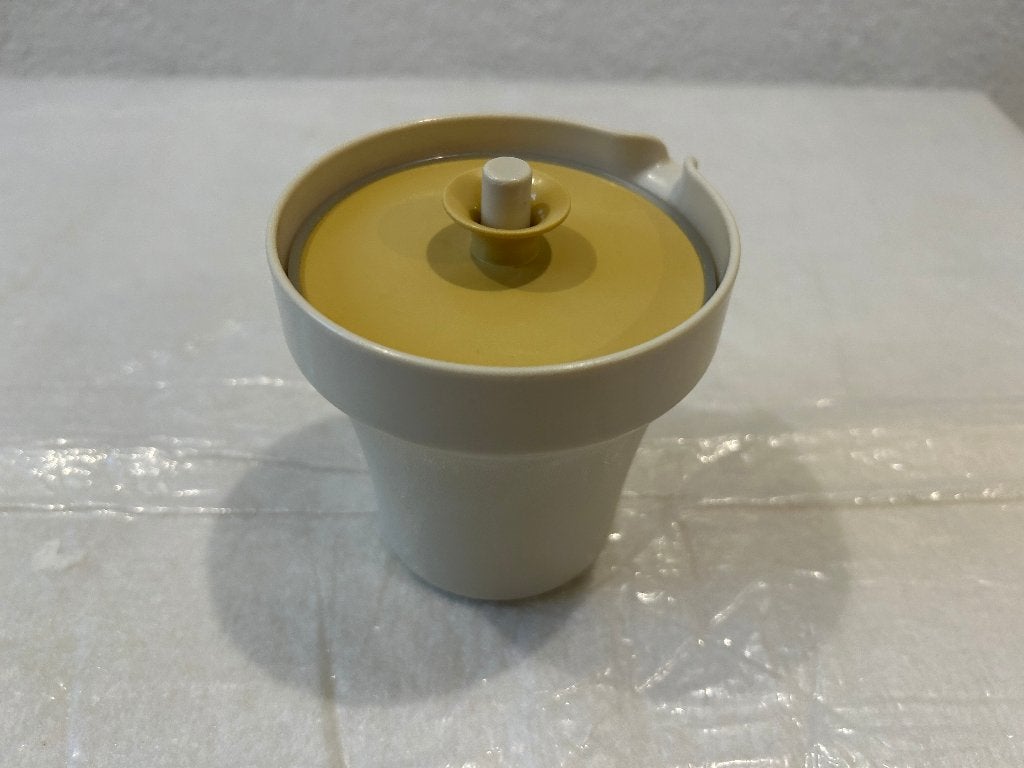 Tupperware.Beker.Schenkkannetje.met druksluitdeksel 23072026, Ophalen, Beker of Kan, Nieuw, Crème