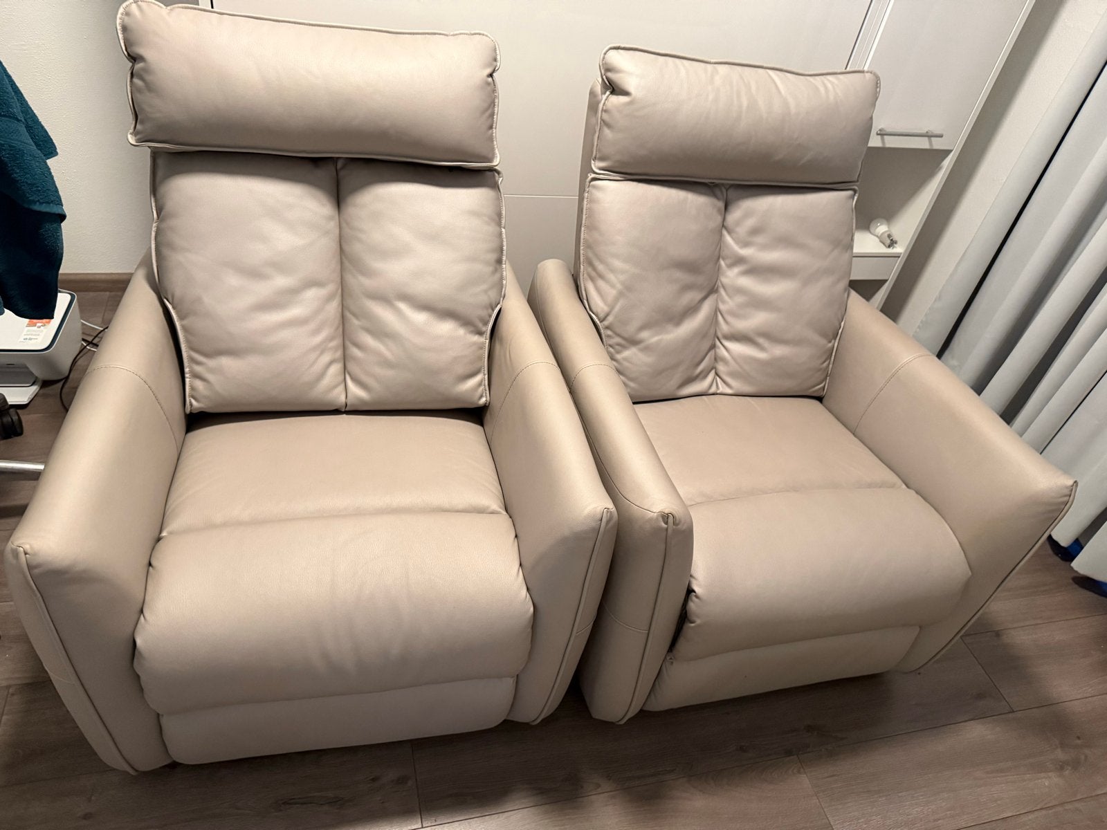 2x Comfortabele beige leren relaxfauteuils met massage, Ophalen, Zo goed als nieuw, Leer, 75 tot 100 cm