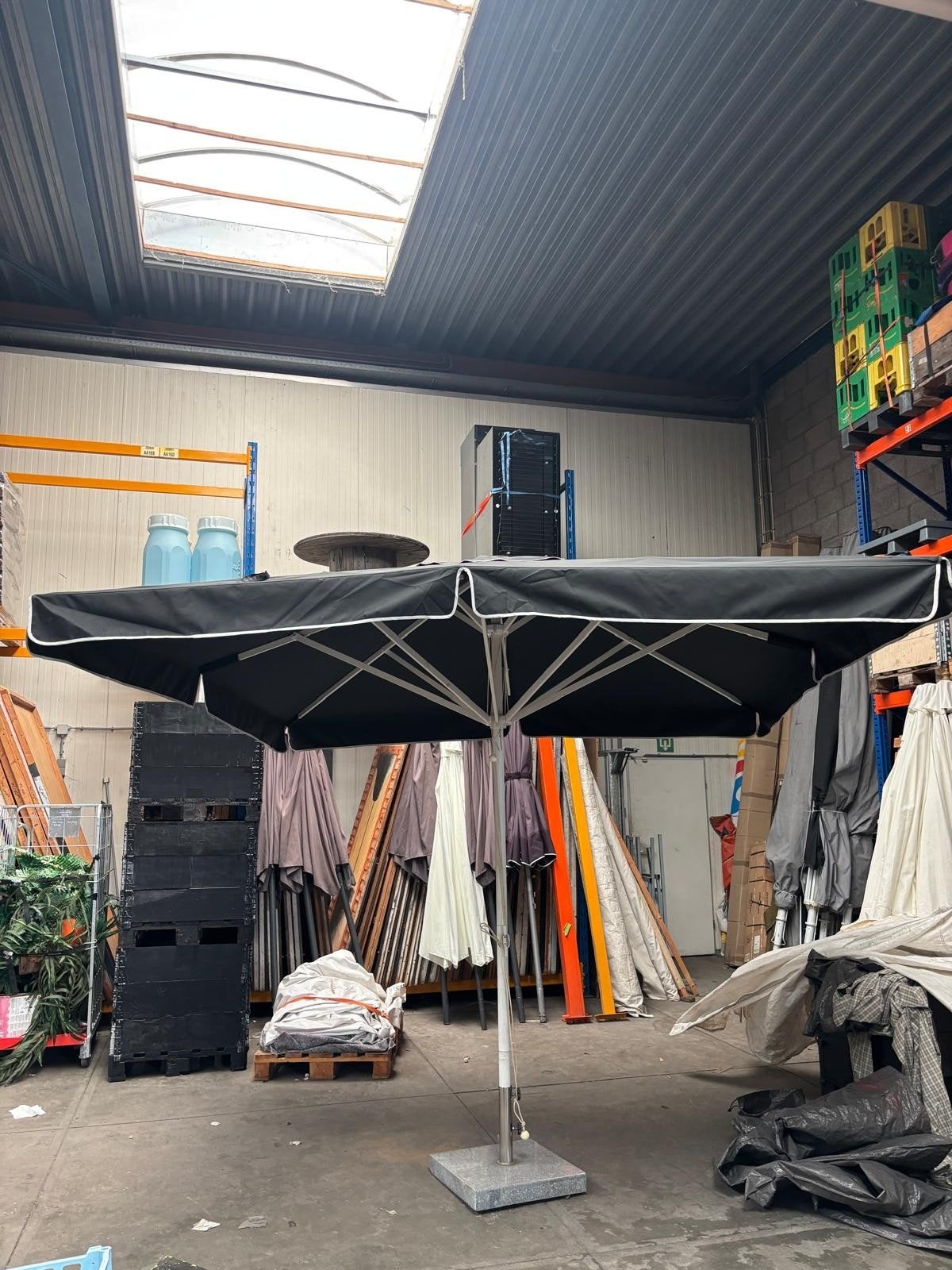 Zwarte parasol te koop, Ophalen, Gebruikt