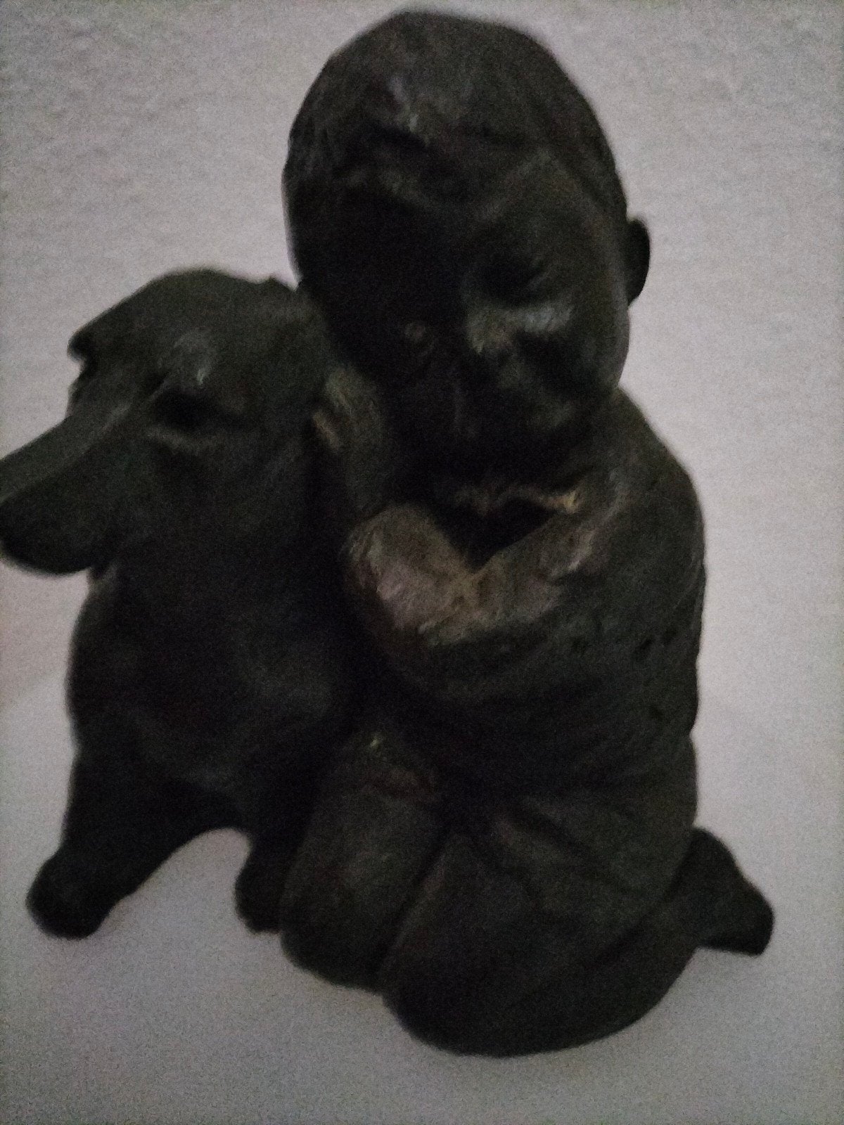 Beeldje Jongen met Hond - Ontwerp Geert Kunen, Minder dan 20 cm, Gemerkt, Ophalen of Verzenden, Brons
