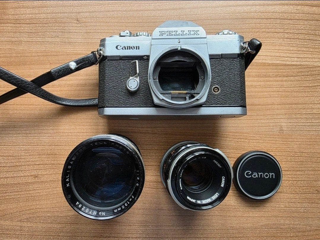Canon Pellix 1965 + Canon FL 50mm 1:1.8 + 135mm – werkend, Audio, Tv en Foto, Fotocamera's Analoog, Ophalen of Verzenden, Spiegelreflex
