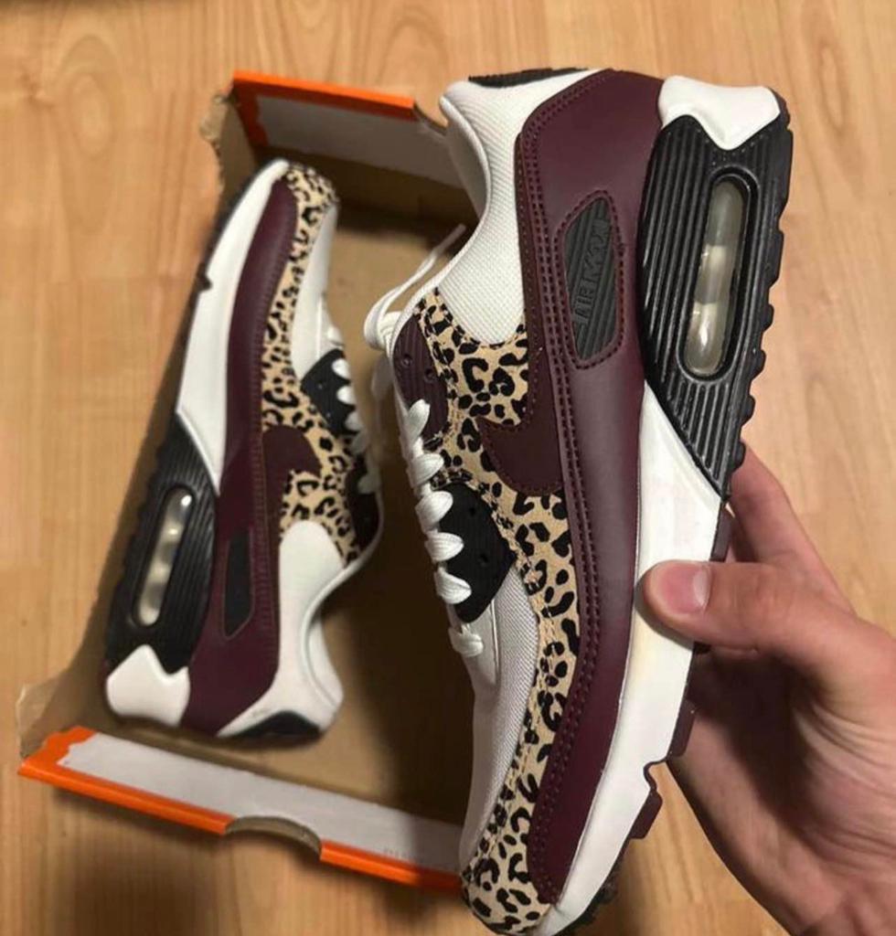 Nike Air Max 90 Leopard Burgundy 44.5, Kleding | Heren, Schoenen, Ophalen of Verzenden, Nieuw, Overige kleuren, Sneakers of Gympen