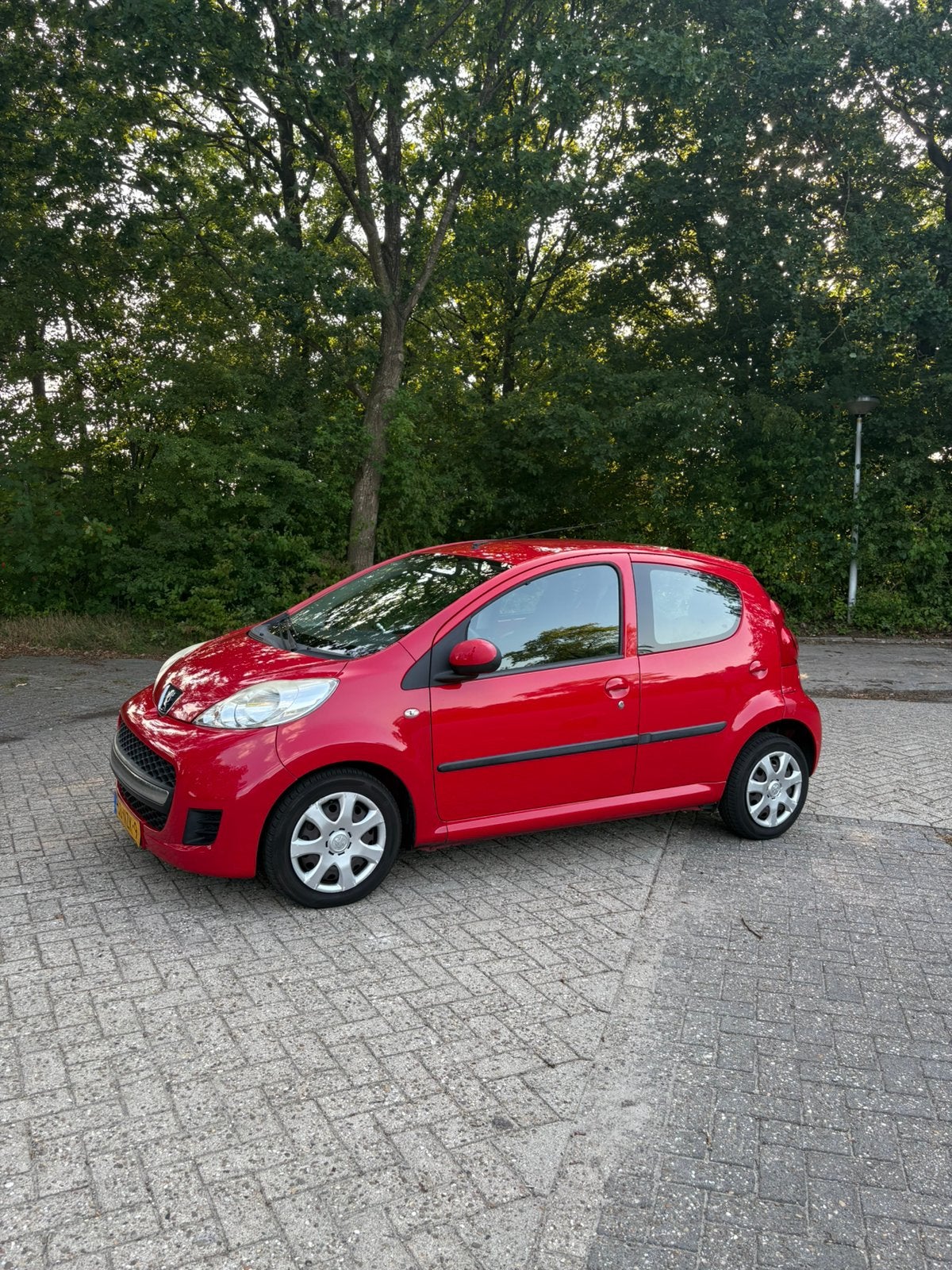 Peugeot 107 1.0 12V 5DR 2010 Rood, Auto's, Peugeot, Voorwielaandrijving, Stof, Zwart, 4 stoelen