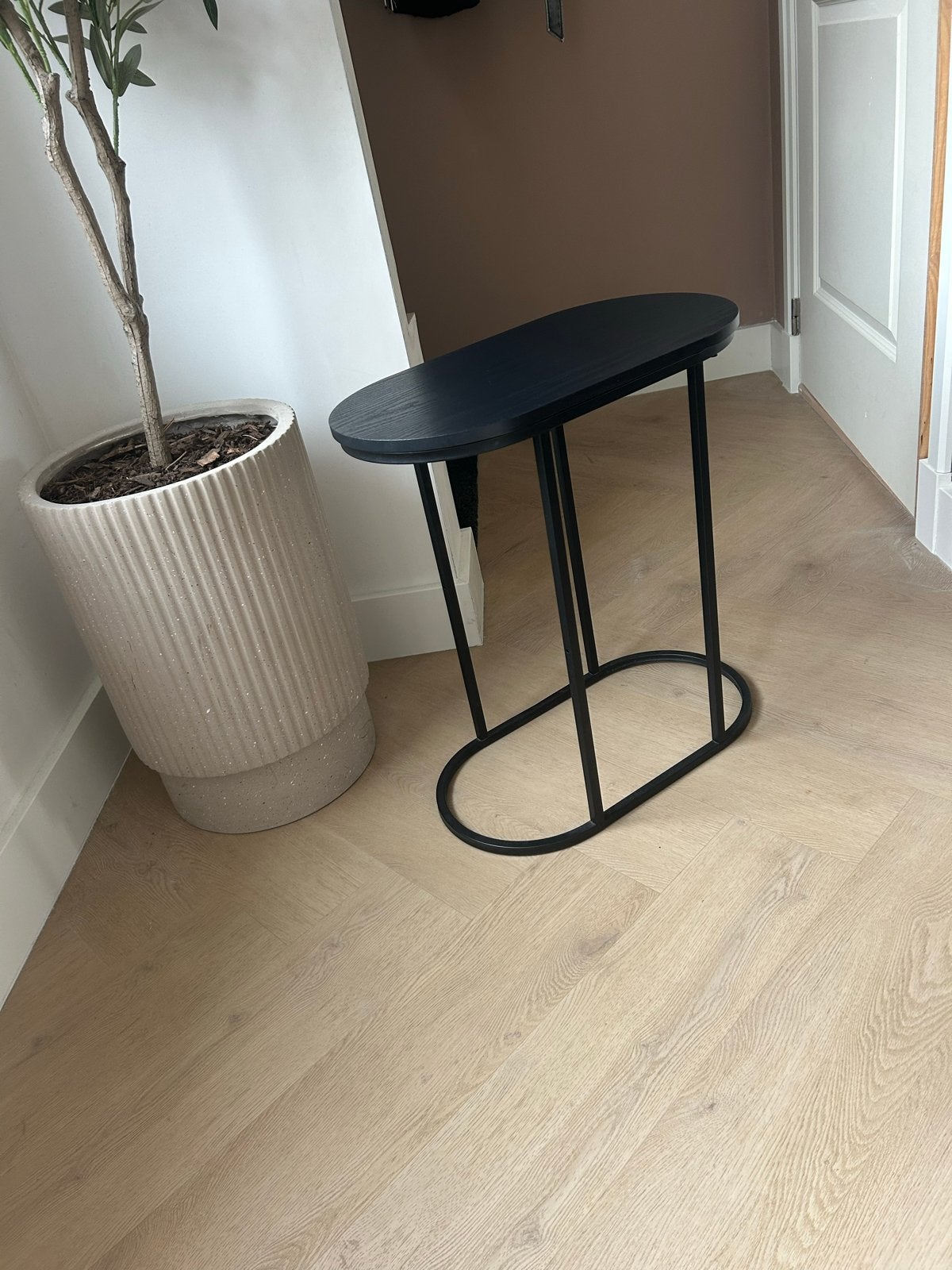 Zwarte ovale bijzettafel met metalen onderstel, 55 tot 75 cm, Zo goed als nieuw, Ovaal, Hout