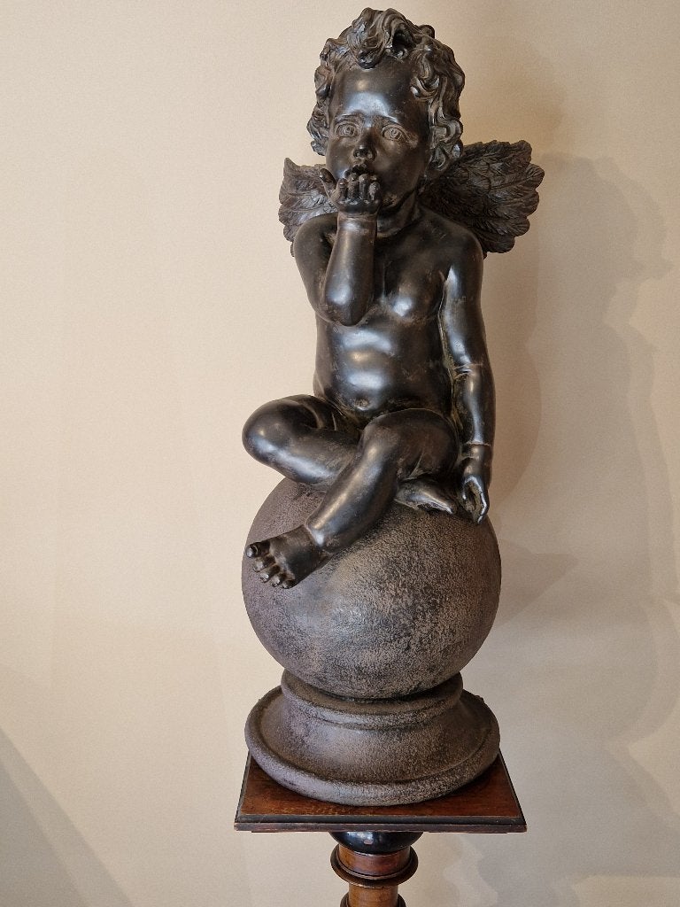 Sculptuur engel beeldje op wereldbol, Ophalen of Verzenden
