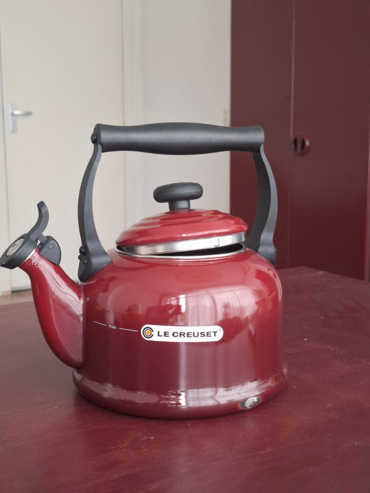 Le Creuset waterketel Garnet 2.1 liter, Huis en Inrichting, Ophalen of Verzenden, Zo goed als nieuw, Metaal, Rood