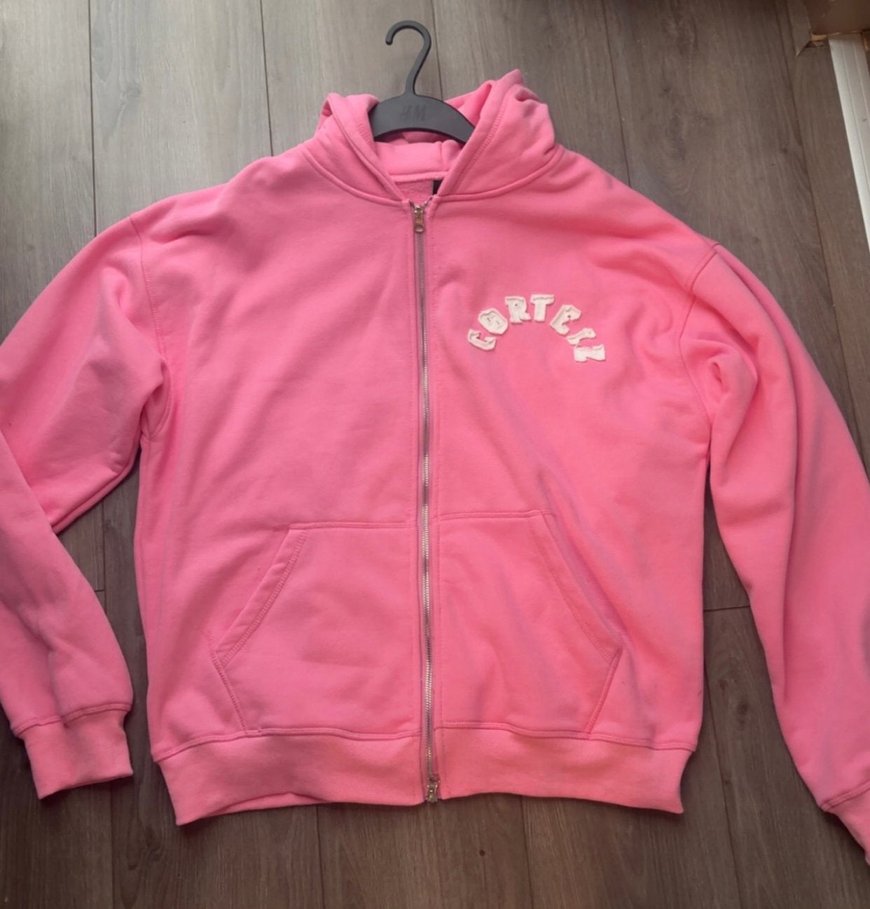 Corteiz roze vest nieuw maat L, Ophalen, Nieuw, Maat 52/54 (L), Roze