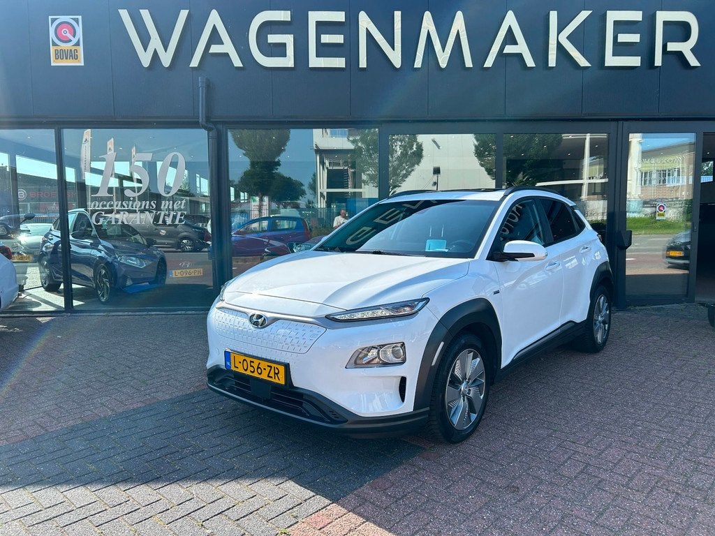 Hyundai Kona EV Fashion 64 kWh Cam|PANO|SOH 100%|Warmtepomp, Auto's, Hyundai, 12 maanden, Stof, Gebruikt, Wit