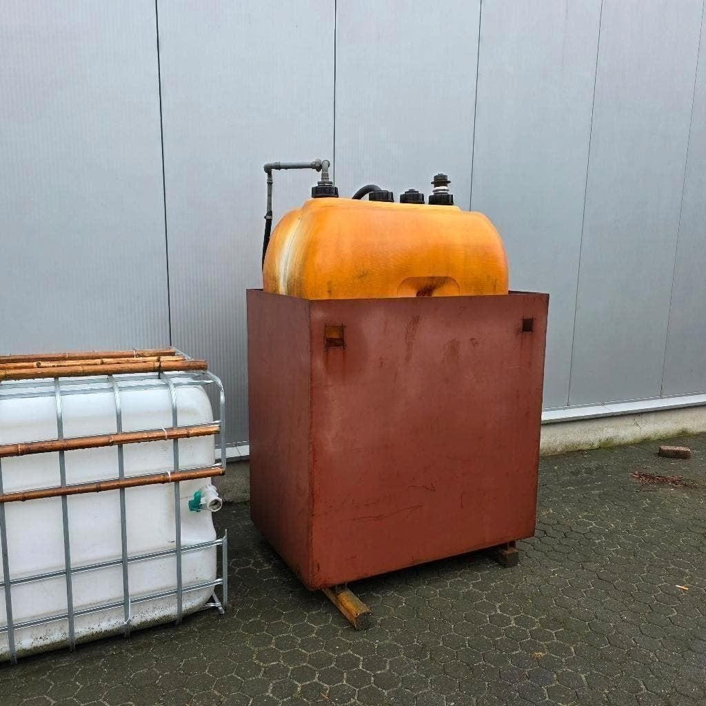 kunststof brandstoftank met stalen lekbak en pomp, Ophalen, Gebruikt