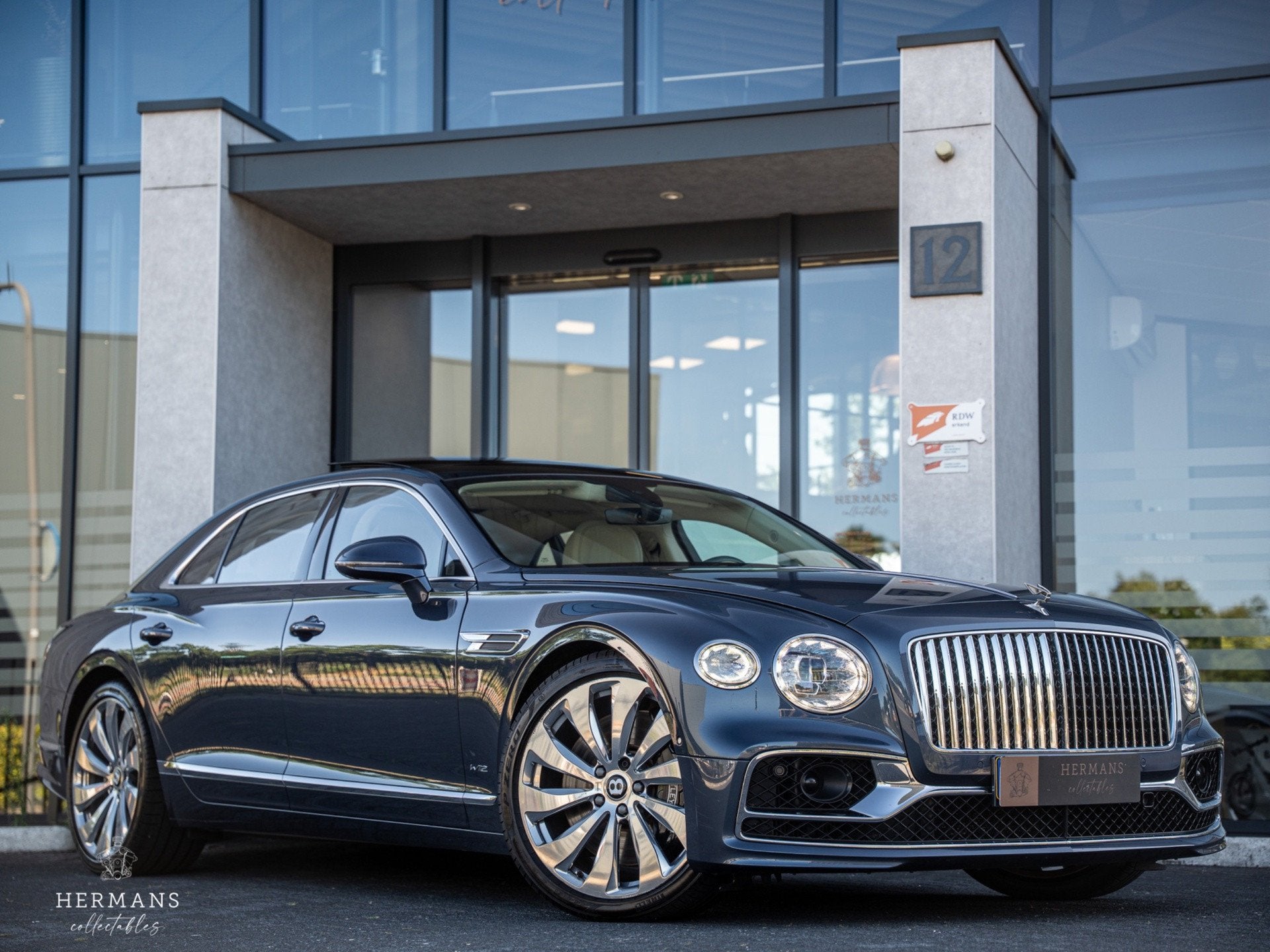 Bentley Flying Spur 6.0 W12 First Edition / NAIM / Rotating, Auto's, Bentley, Dealer onderhouden, 2412 kg, Gebruikt, 12 cilinders