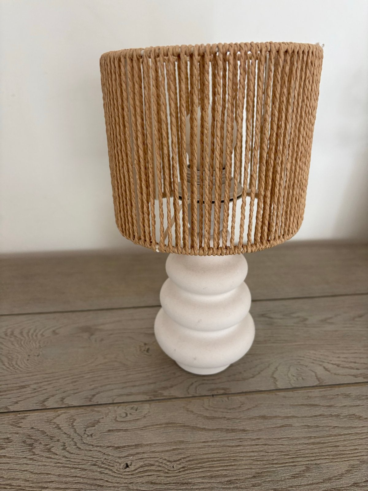 Stijlvolle tafellamp met touwkap en witte voet, Ophalen, Textiel, Wit, Modern