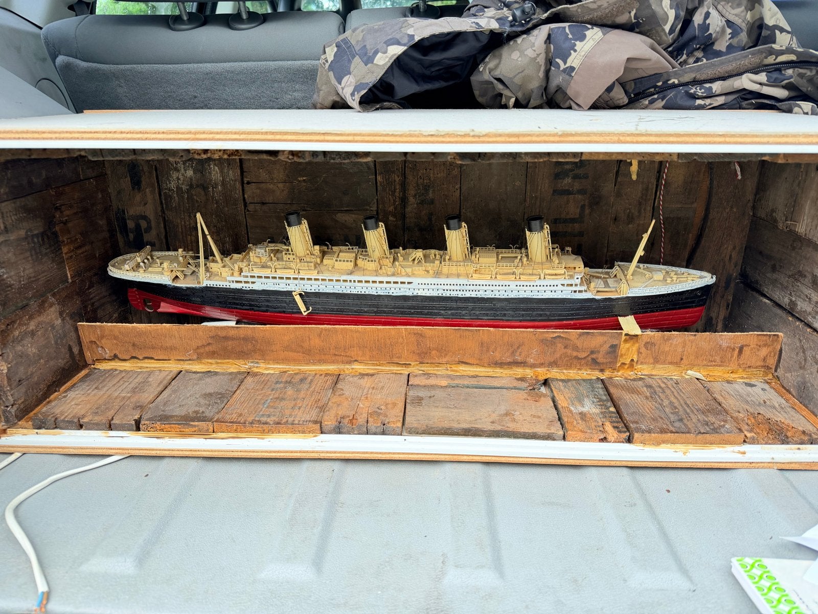 RMS Titanic model (68cm) met vitrine & bouwdagboek, Hobby en Vrije tijd, Modelbouw | Boten en Schepen, Ophalen, Gebruikt, 1:200 of kleiner