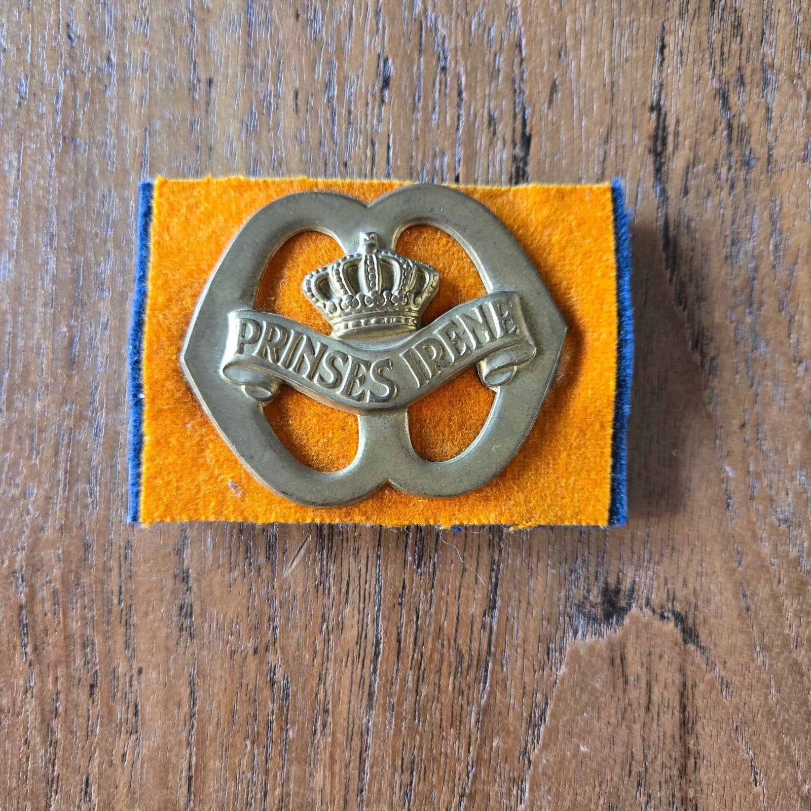 Baretembleem prinses irene brigade met buiglippen., Verzamelen, Ophalen of Verzenden, Landmacht, Nederland, Embleem of Badge