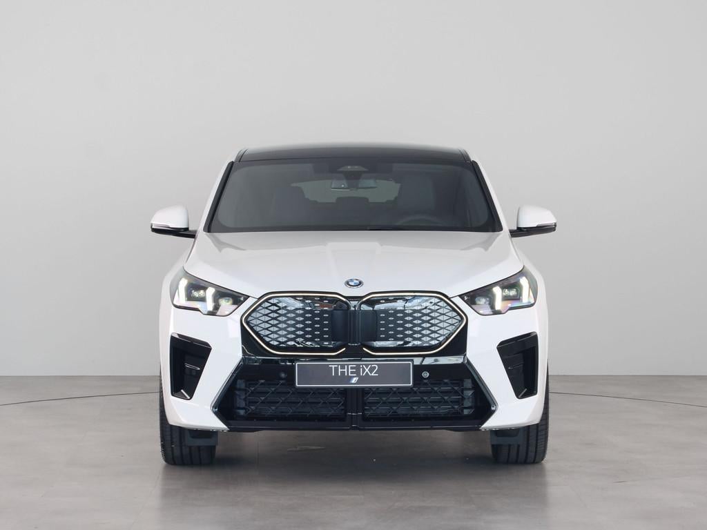 BMW iX2 eDrive20 M Sport Pro (bj 2025, automaat), Auto's, BMW, 444 km, IX2, Met garantie (alle), Wit