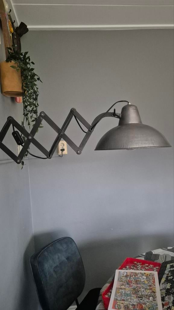 Wandklok en industriële wandlamp - in goede staat, Ophalen of Verzenden, Gebruikt, Analoog, Wandklok