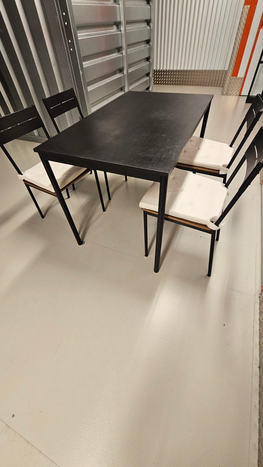 IKEA SANDSBERG Eettafel met 4 stoelen (Inclusief kussens), Ophalen, Rechthoekig, 100 tot 150 cm, 50 tot 100 cm