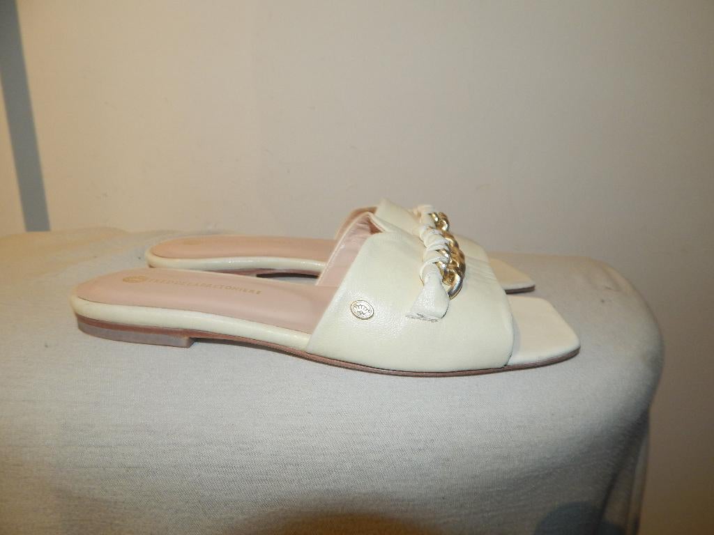 Fred de la Bretoniere leren slippers gouden hardware 37, Slippers, Fred de la Bretoniere, Overige kleuren, Verzenden