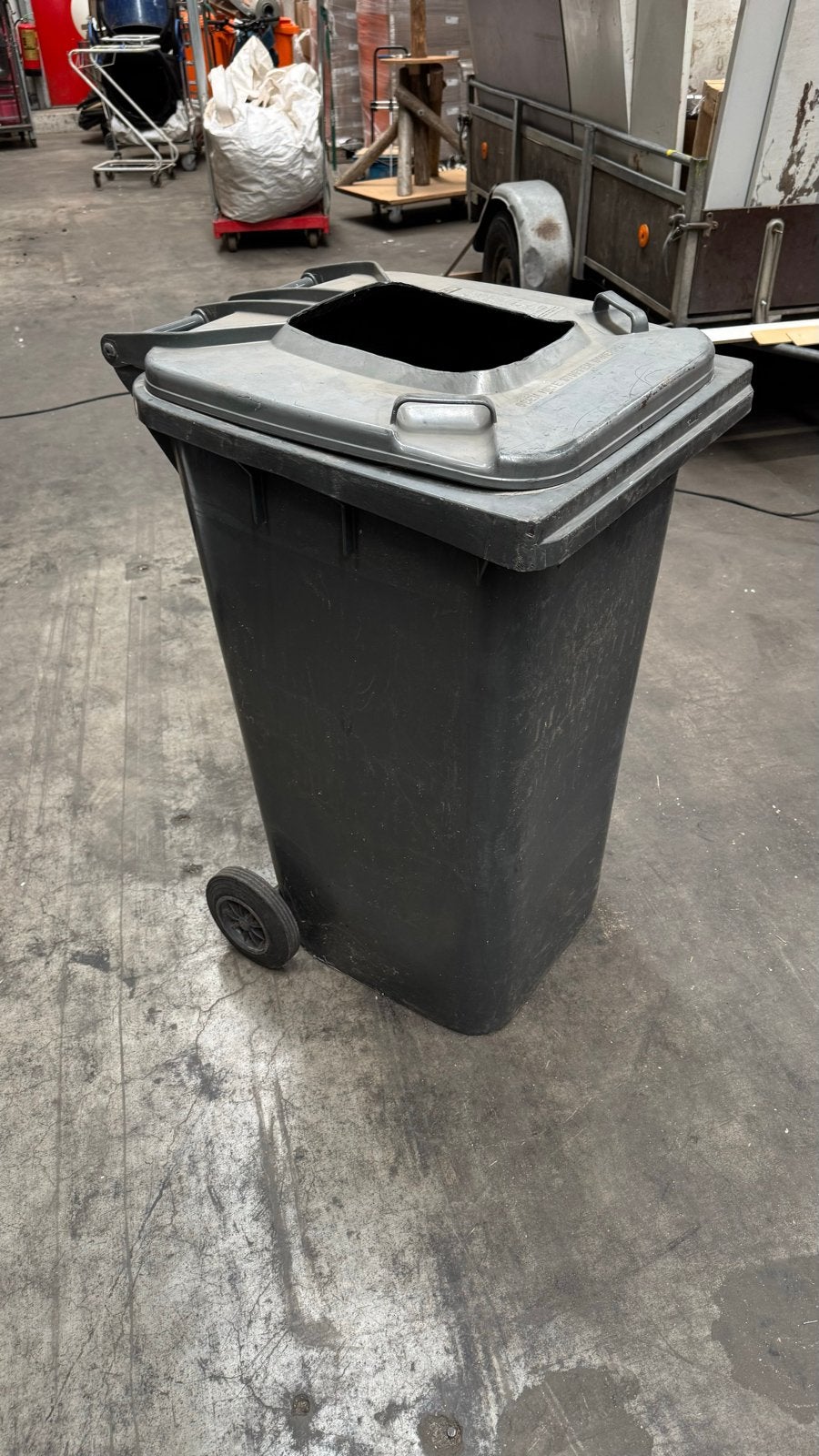 Grijze afvalcontainer 240 liter met wielen, 40 liter of meer, Ophalen, Gebruikt, Kunststof