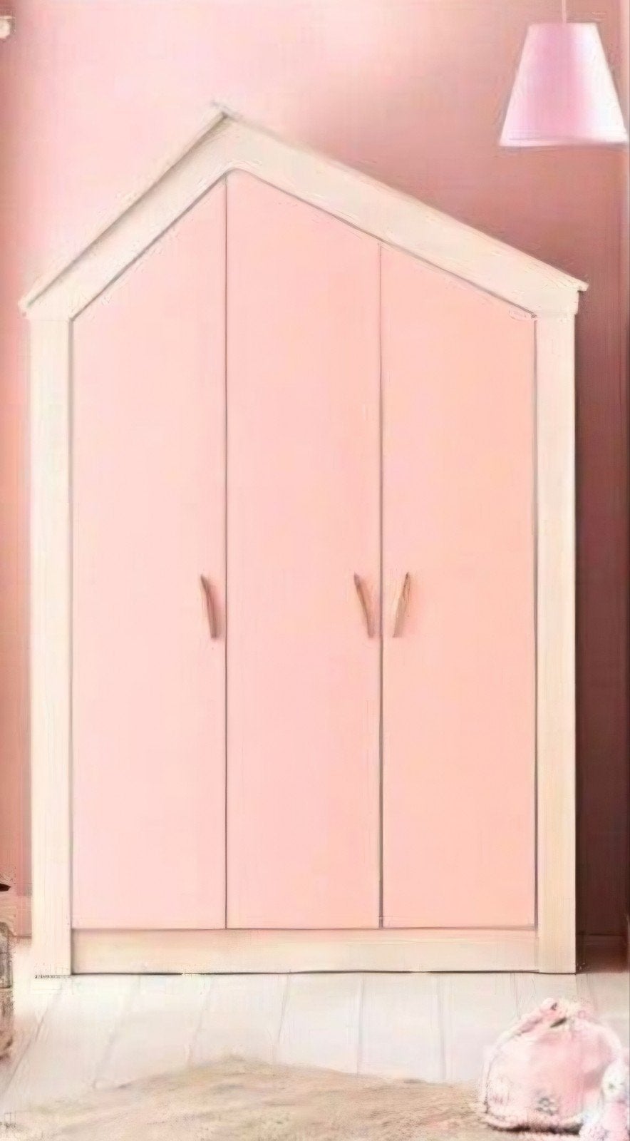Leuke roze kinderkledingkast in huisvorm, Ophalen, Met deur(en), Gebruikt, 100 tot 150 cm