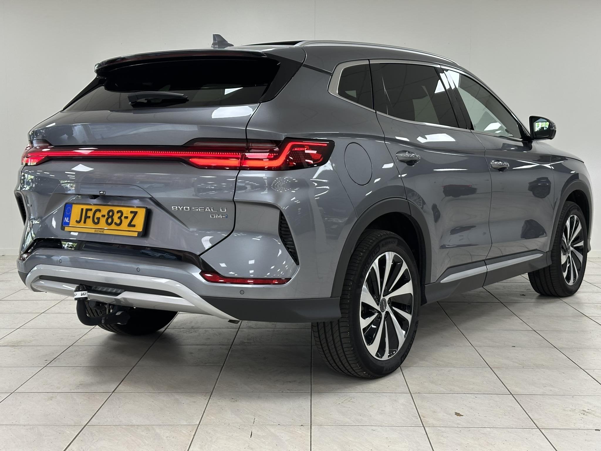 BYD SEAL U 1.5 T DM-i AWD Design Afneembare trekhaak | Panor, Auto's, Automaat, Seal U, Met garantie (alle), Bedrijf