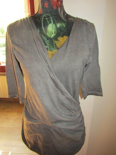 F711 Rozes of Avalon mt M top shirt grijs vaste overslag, Maat 38/40 (M), Verzenden, Zo goed als nieuw, Korte mouw