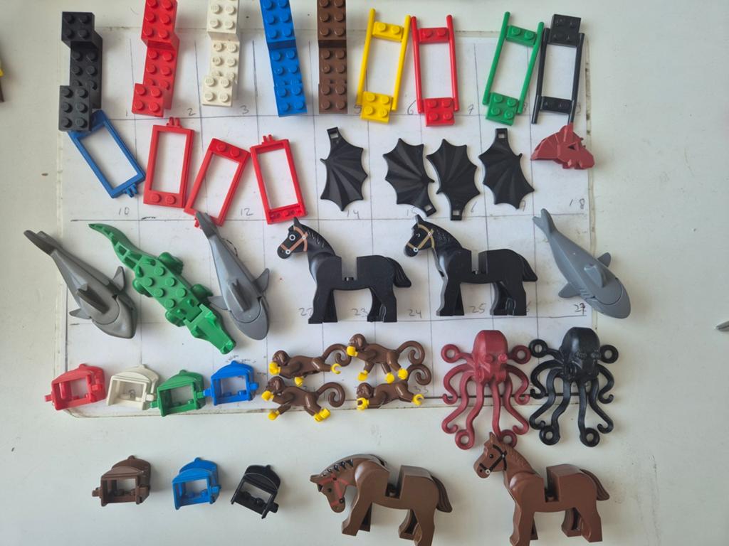 Lego onderdelen paard ridder krokodil aap haai zadel, Ophalen of Verzenden