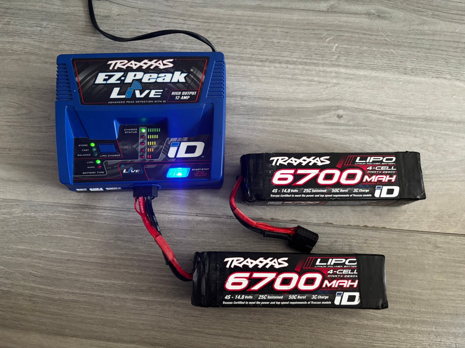 Traxxas 4S 6700mAh (2x) + EZ Peak Live (zgan), Hobby en Vrije tijd, Ophalen of Verzenden, Zo goed als nieuw