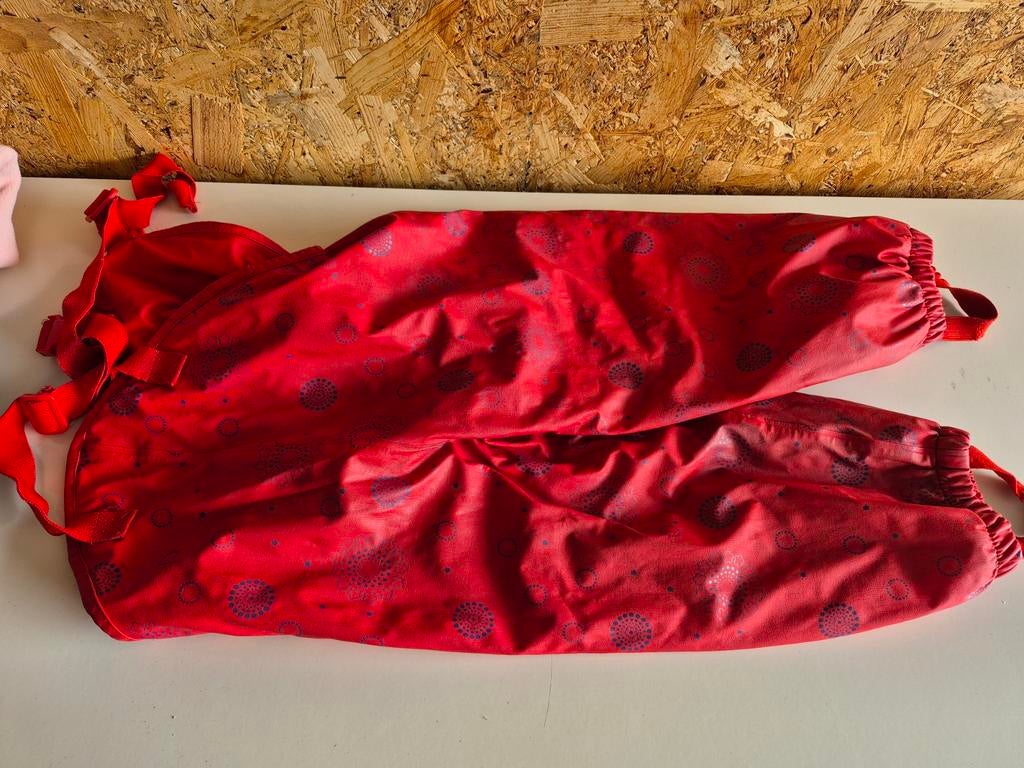Waterdichte speelbroek rood - Maat 89/104, Kinderen en Baby's, Ophalen of Verzenden, Gebruikt, Onbekend, Jongen of Meisje